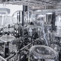 Zbliżenie na wkłady EasyLoad załadowane lśniąco czystym szkłem laboratoryjnym.