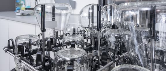 Zbliżenie na wkłady EasyLoad załadowane lśniąco czystym szkłem laboratoryjnym.