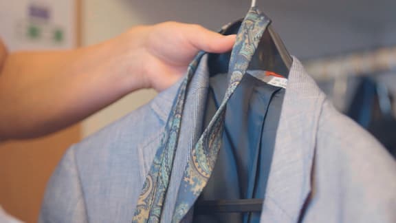 Close-up van hanger met een colbert en stropdas
