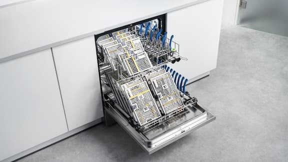 Termodezynfektor Miele Professional ExpertLine załadowany narzędziami stomatologicznymi do reprocesowania