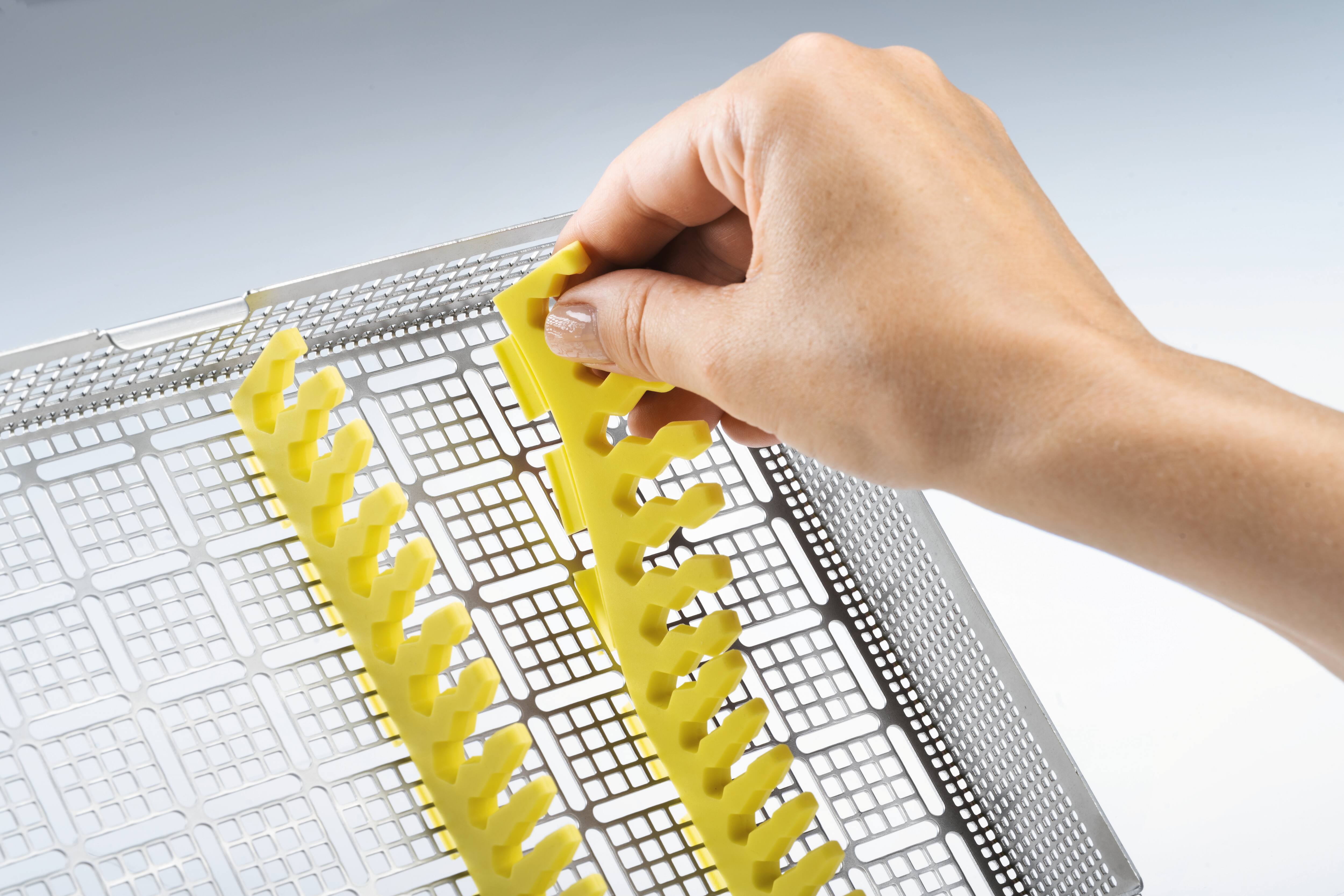 Nahaufnahme einer Hand, die Silikonriegel aus dem Tray von EasyStore entfernt