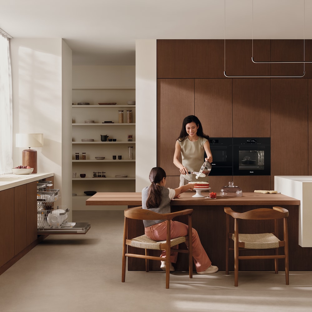 Afbeelding van een vrouw en een kind in de keuken