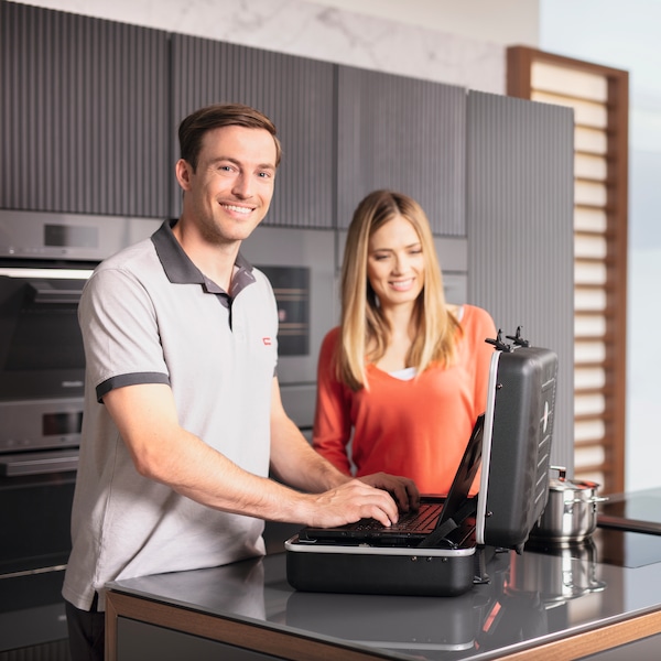 Studierende bei Miele