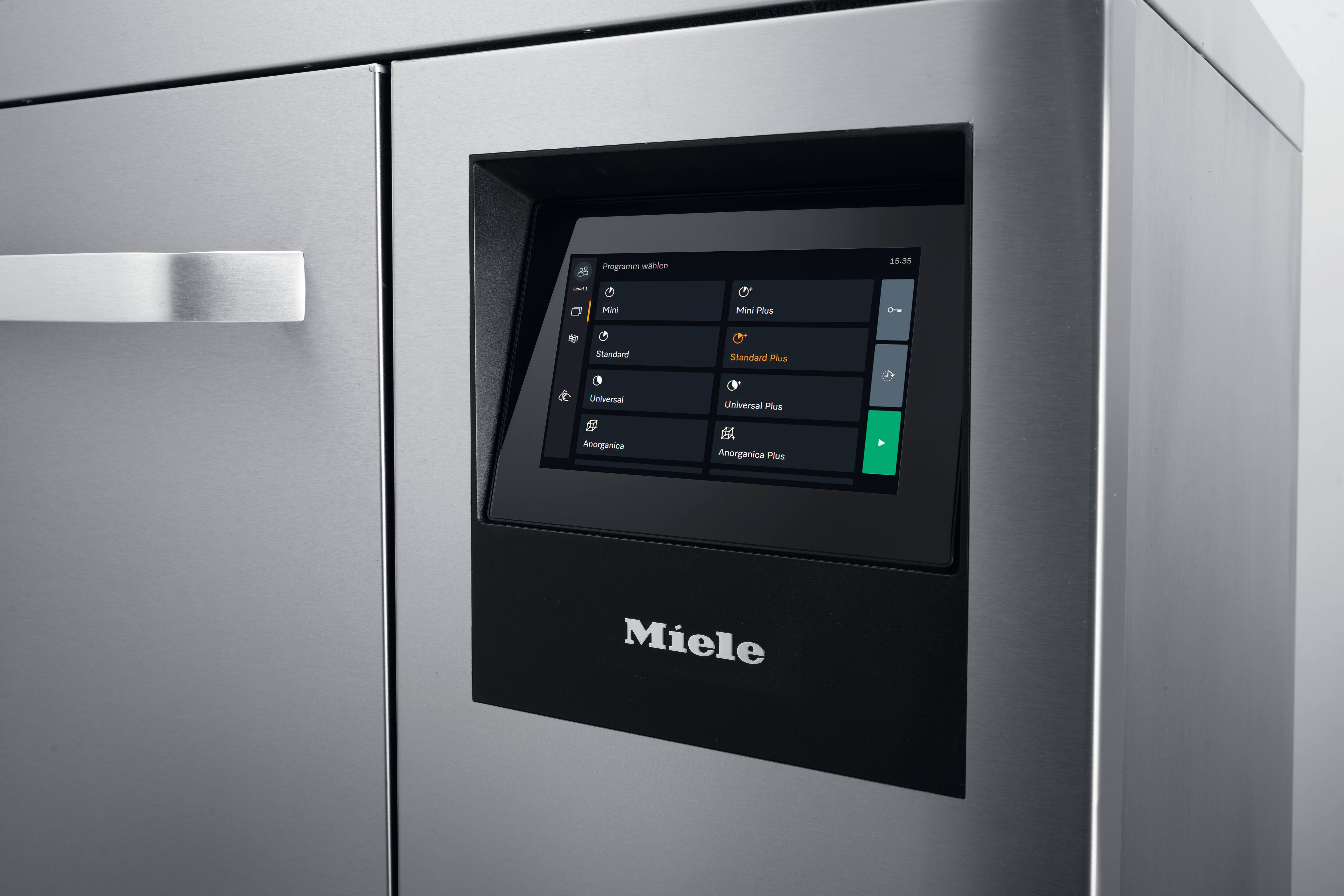 Das große Farb-Touch-Display der Laborspülmaschine PLW 8636 mit einer Programmübersicht.