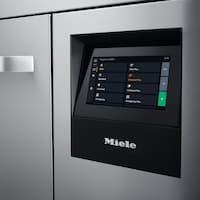 Duży kolorowy wyświetlacz dotykowy myjni laboratoryjnej PLW 8636 z przeglądem programów.