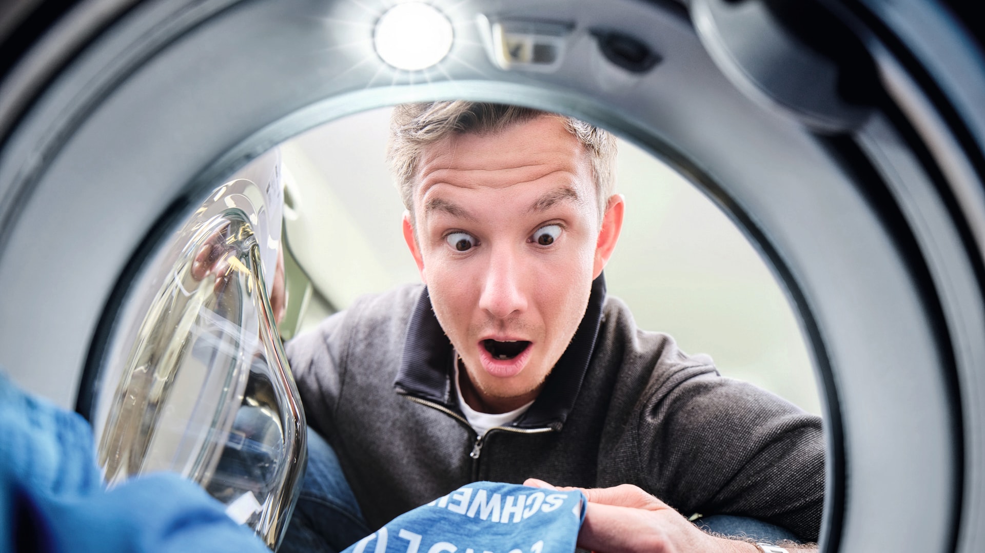 Miele UltraPhase auf Tisch und frisch gewaschene Hemden