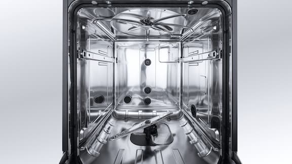 Termodezynfektor Miele Professional ExpertLine z otwartymi drzwiami i pustą komorą