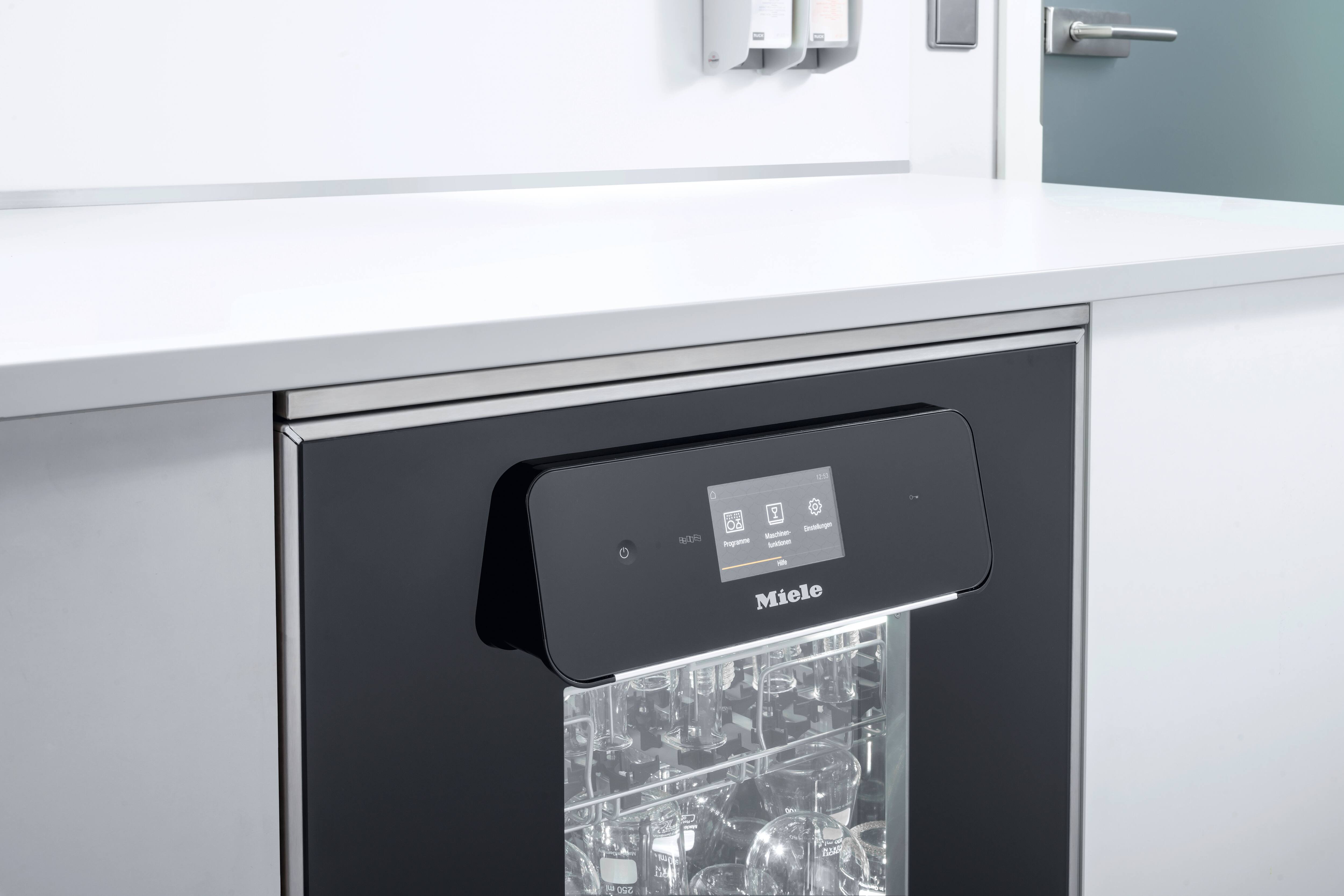 Het grote kleurendisplay van een ExpertLine PLW 8683 laboratoriumspoelmachine met glazen deur.