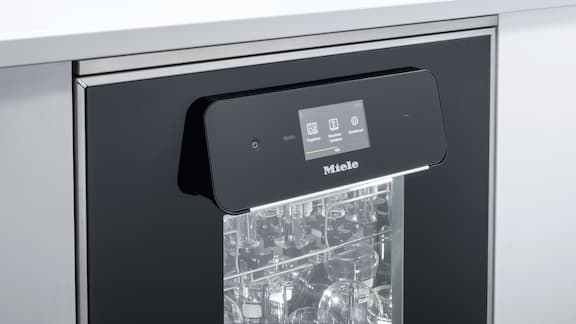 ガラスドア付きExpertLine PLW 8683ラボ用洗浄機の大型カラータッチパネルディスプレイ。