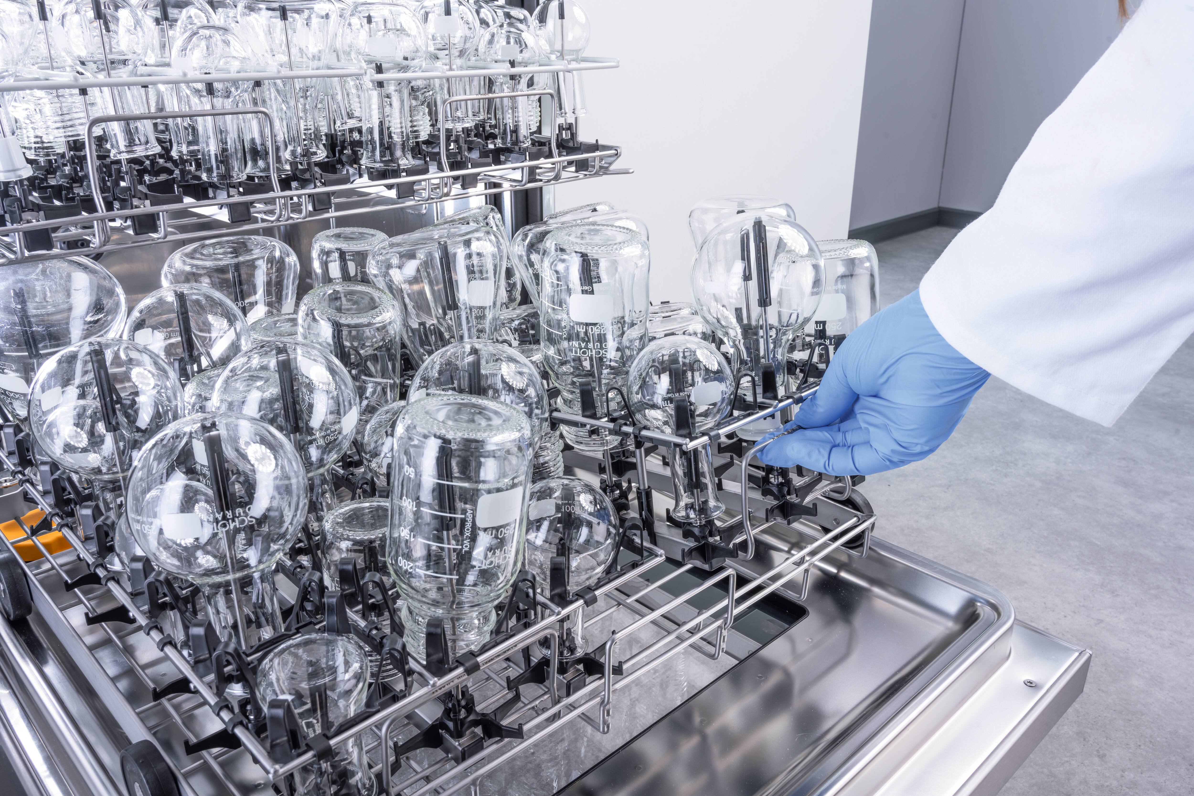 Doctor’s assistant stands at the tabletop washer-disinfector. ​