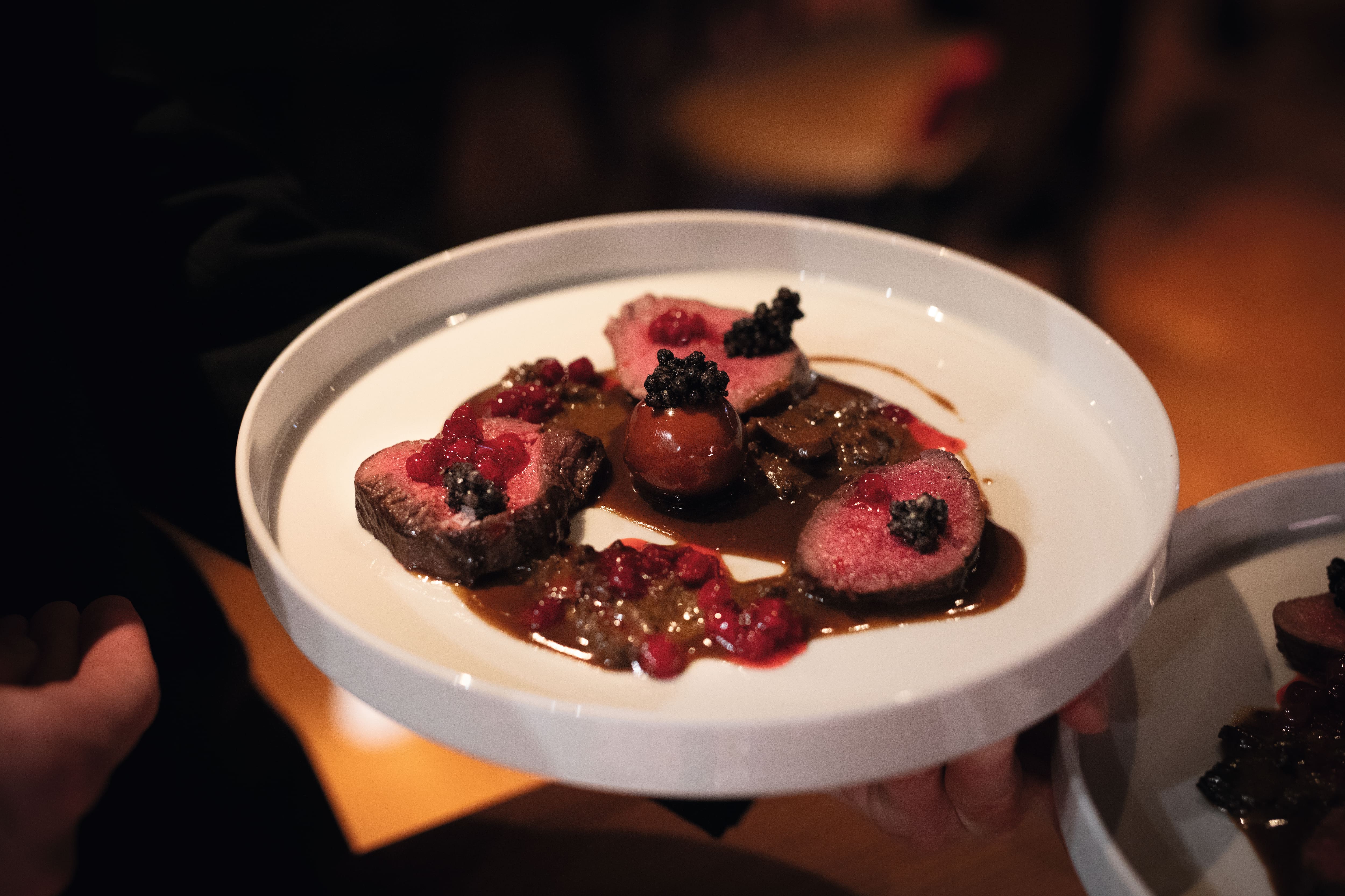 Danie mięsne fine dining podane na nowoczesnym talerzu Danie mięsne fine dining podane na nowoczesnym talerzu