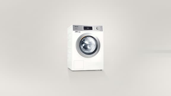 Πλυντήριο ρούχων Miele Professional Μικροί Γίγαντες PWM 908 σε ουδέτερο φόντο.