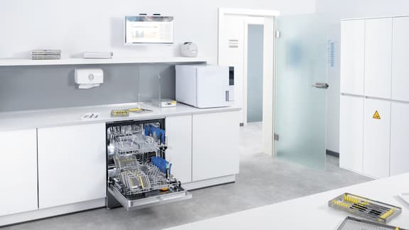 Een open thermodesinfector met instrumenten