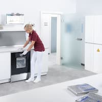 Eine Zahnarzthelferin bedient das ExpertLine-Gerät im Aufbereitungsraum