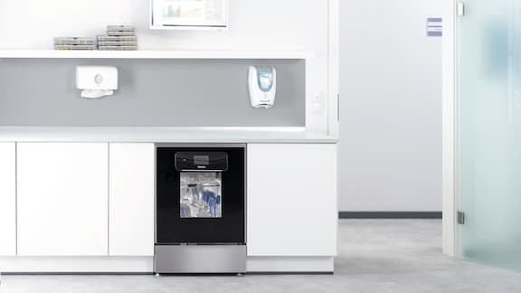 ExpertLine-Thermodesinfektor halb geöffnet mit darin befindlichen zahnärztlichen Instrumenten