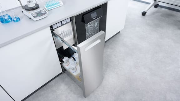 オープンサイドコンパートメントを備えた90 cm幅ExpertLineラボ用洗浄機。洗剤キャニスター2 本を接続可能。