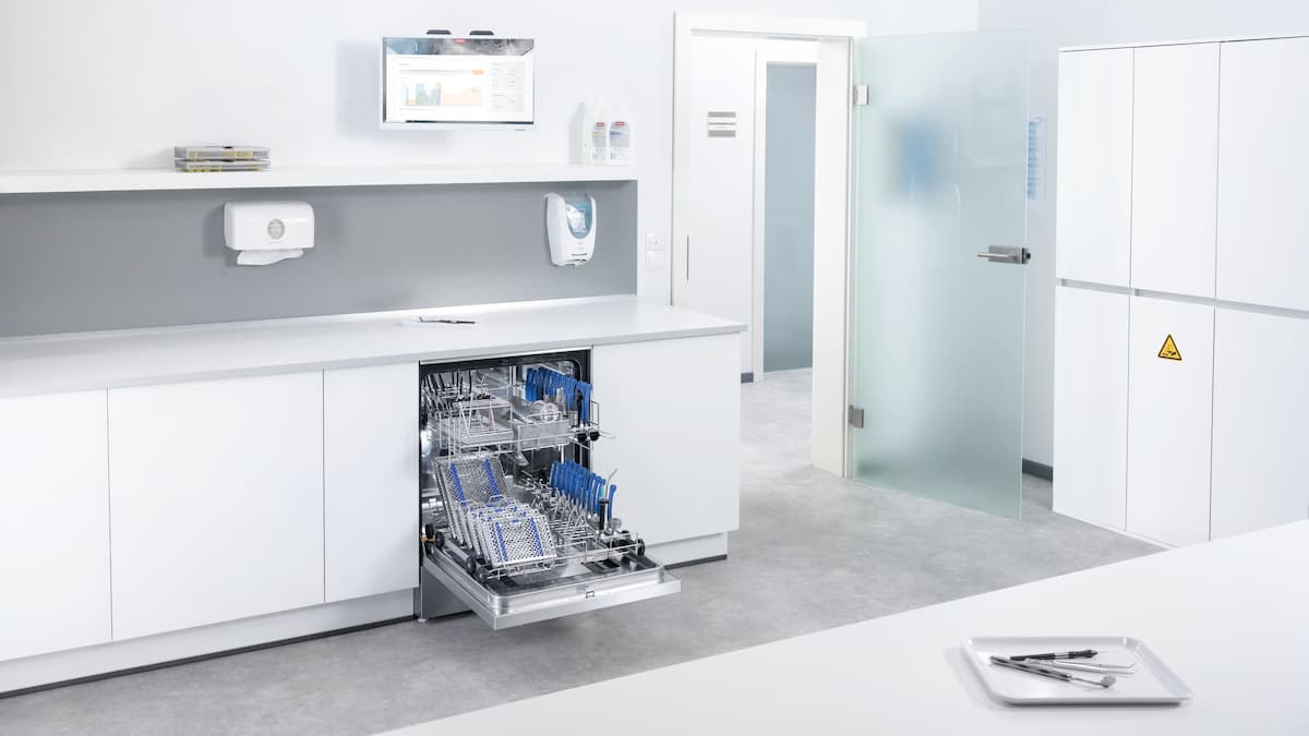 Ein Miele Professional ExpertLine Thermodesinfektor, beladen mit zahnärztlichen Instrumenten