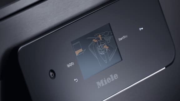 Das große Farbdisplay eines ExpertLine Laborspülers PLW 8683 mit Glastür.