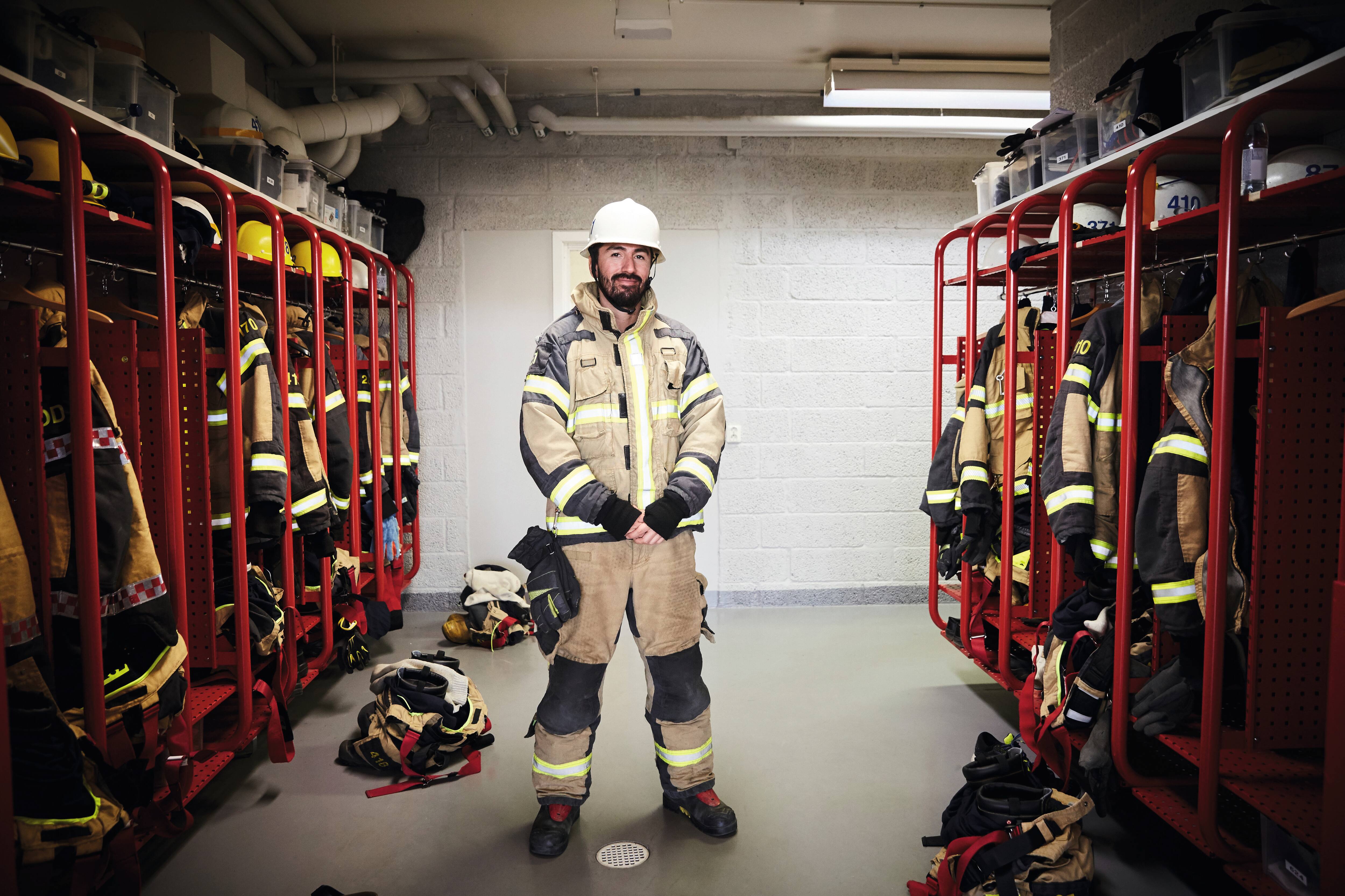 A hand with a cokctail glass in it at the railing of a ship. The sea can be seen in the background.