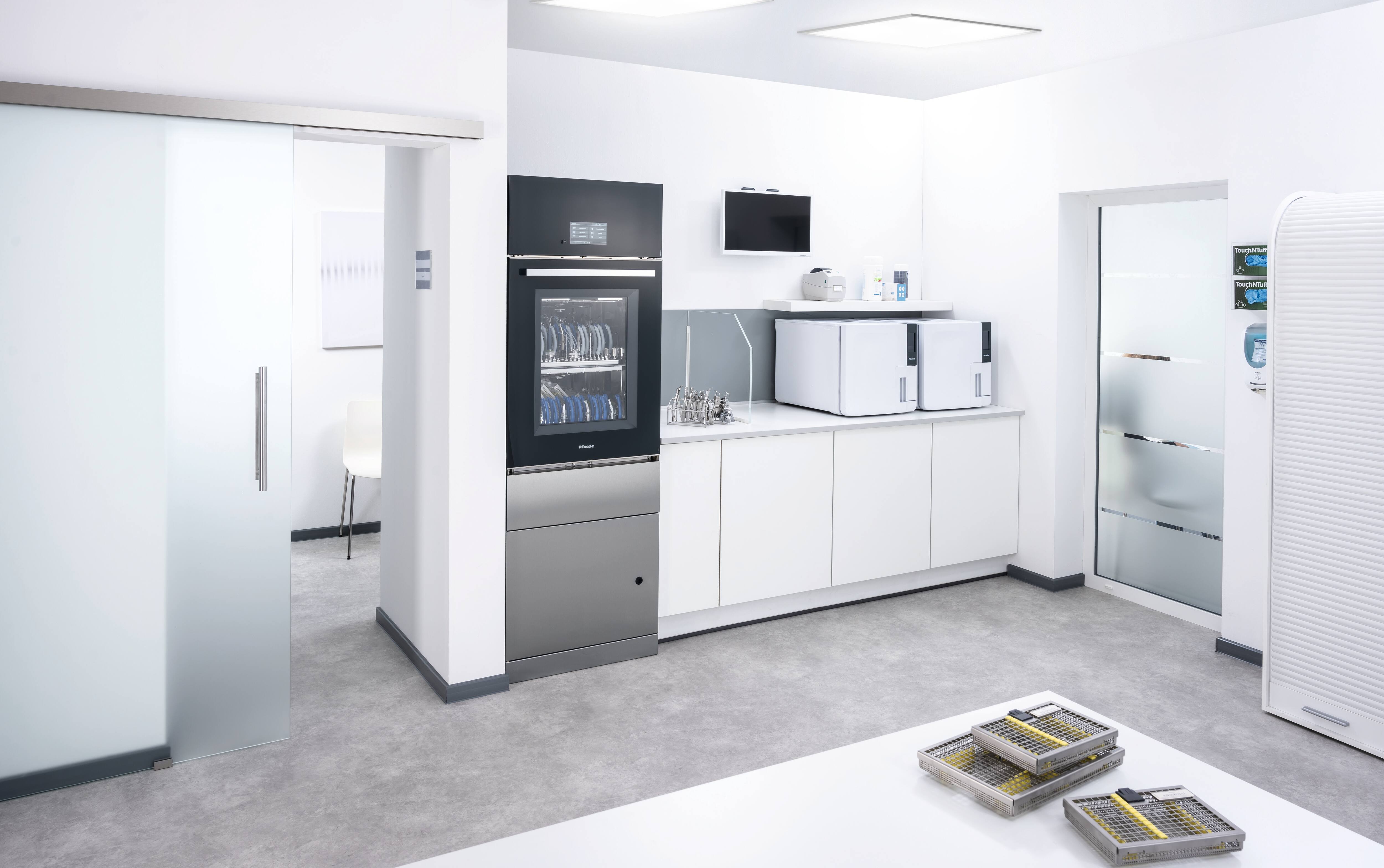 Ruimte voor de behandeling van tandheelkundige instrumenten met een SlimLine thermodesinfector en andere apparaten van Miele Professional.