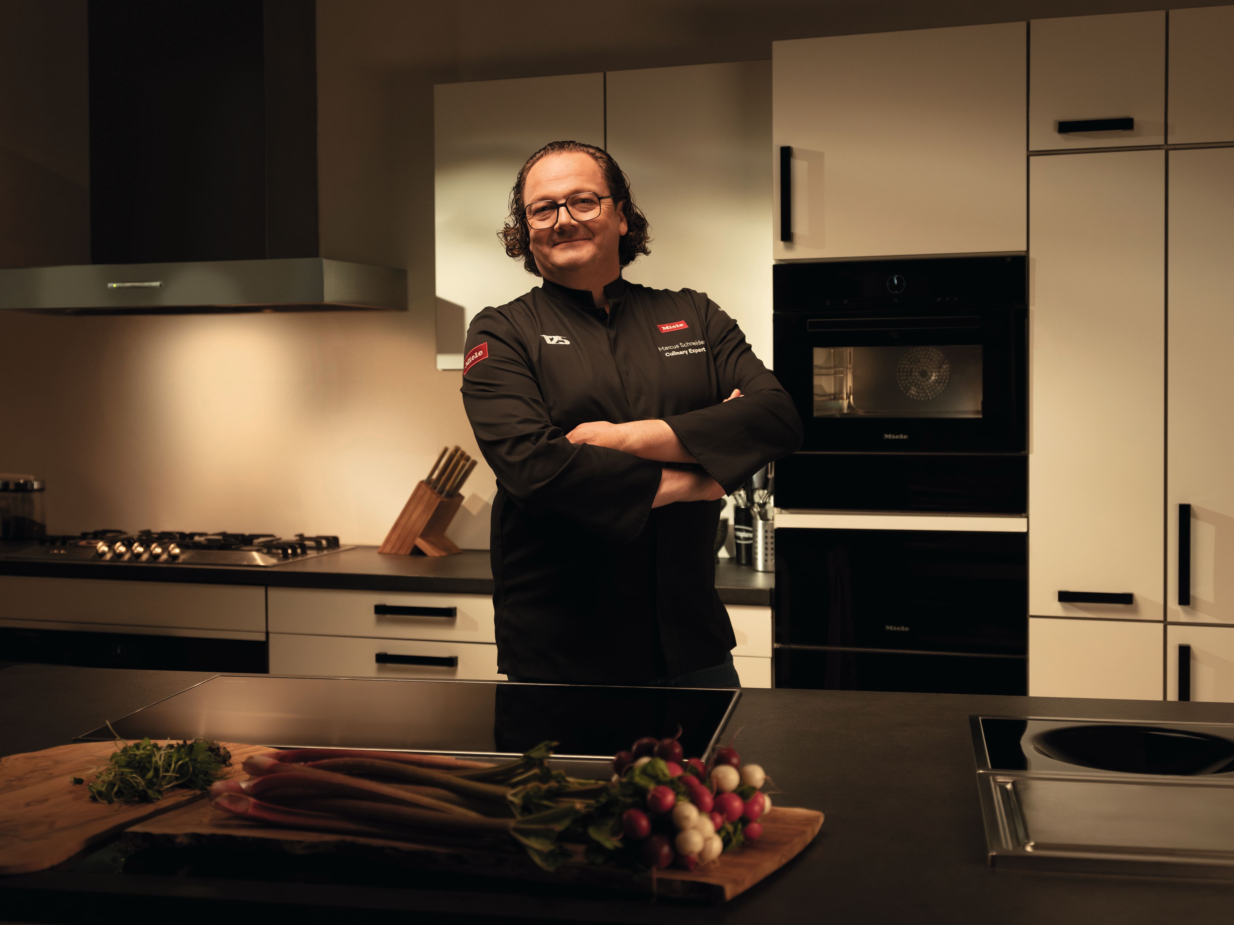 Marcus Schneider steht in seiner Kochschule