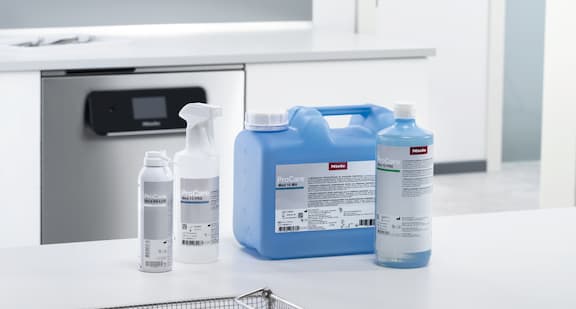 Les bidons ProCare Med se trouvent dans le local de traitement du cabinet.