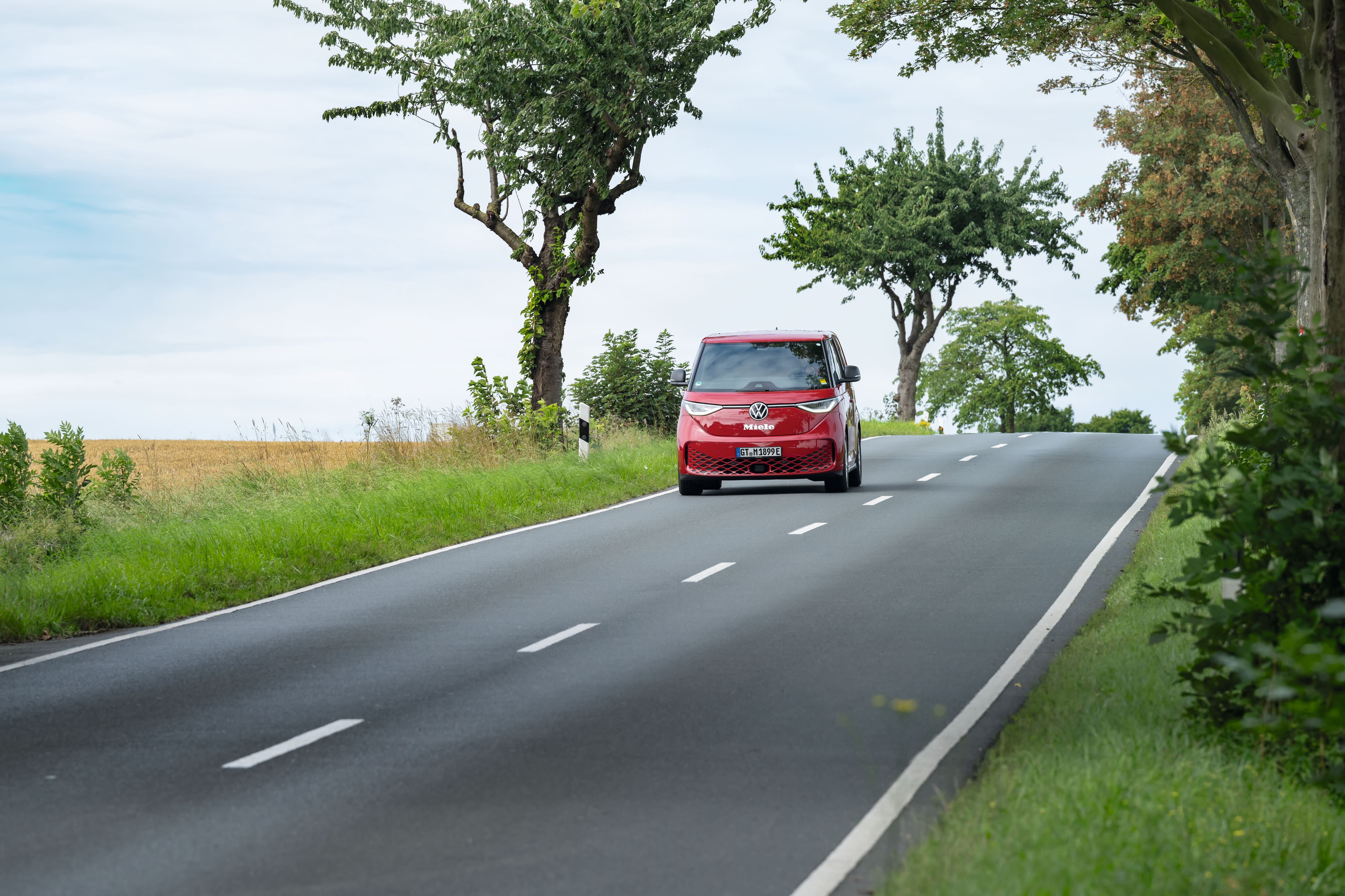 Červená servisní dodávka na cestách – představuje PROtect a profesionální služby.