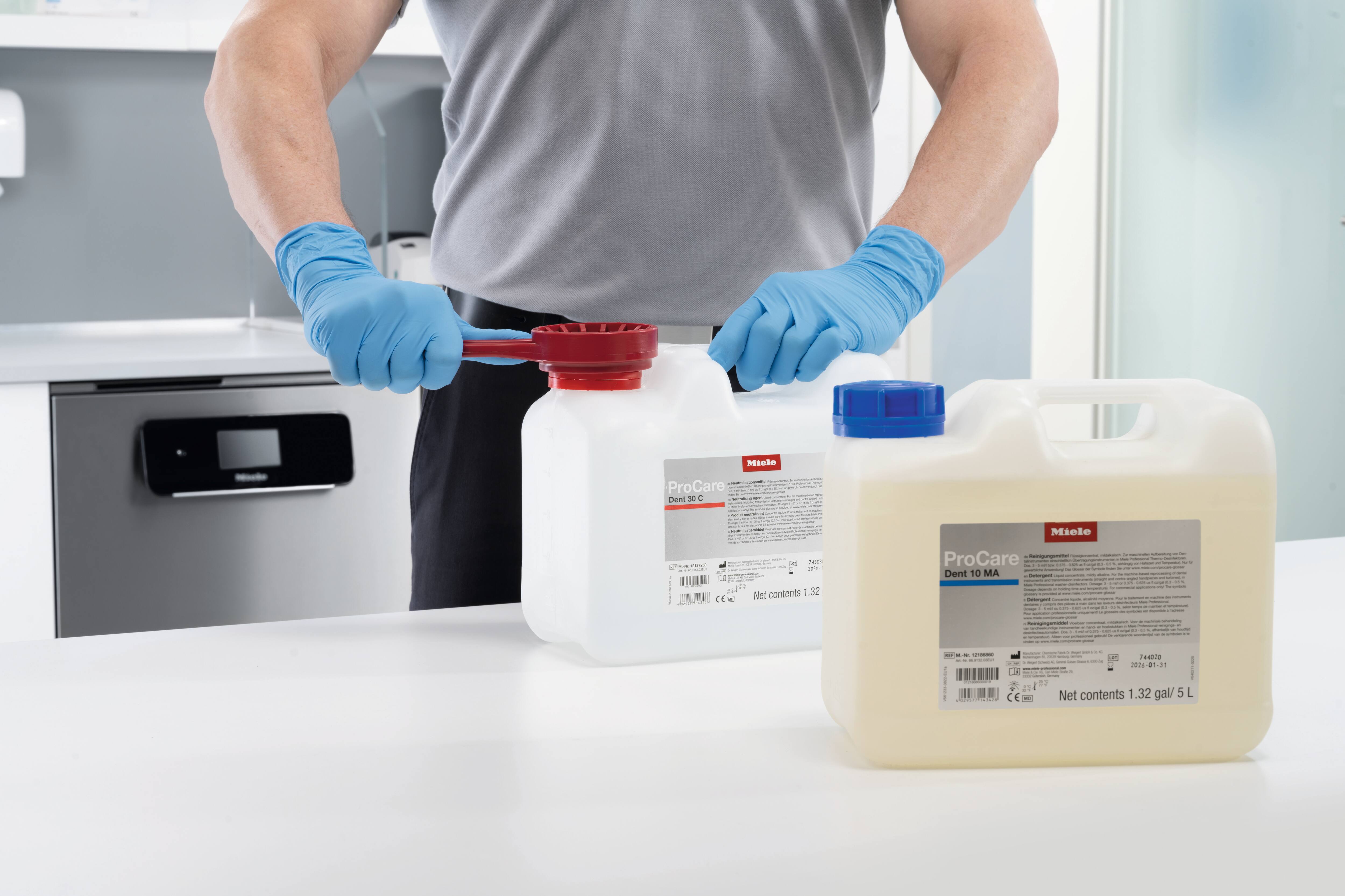 Le technicien de service ouvre le bidon de ProCare Dent avec la clé du bidon.