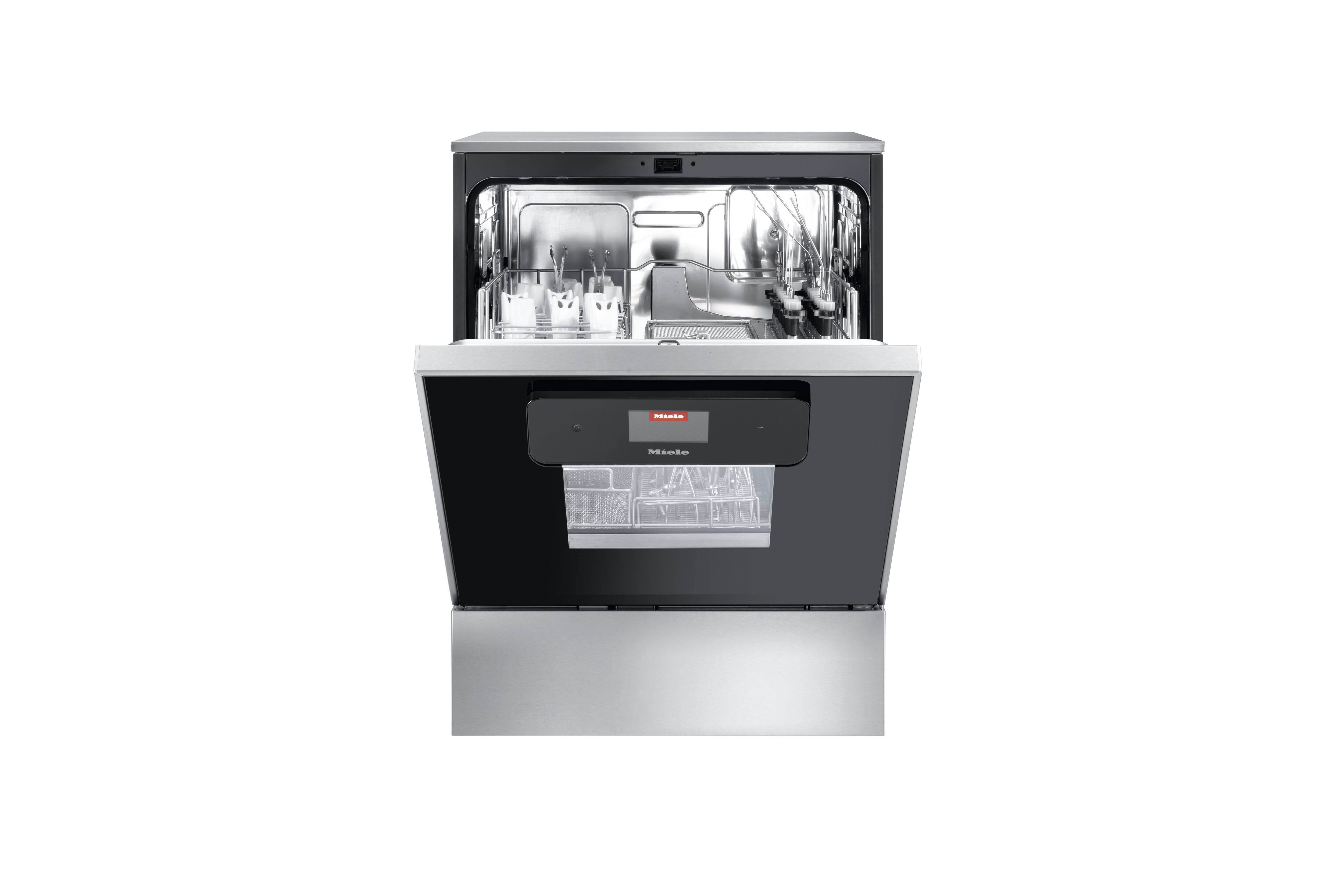 Die Tür des Reinigungs- und Desinfektionsgerätes steht offen und zeigt eine Bestückung für medizinische Instrumente.