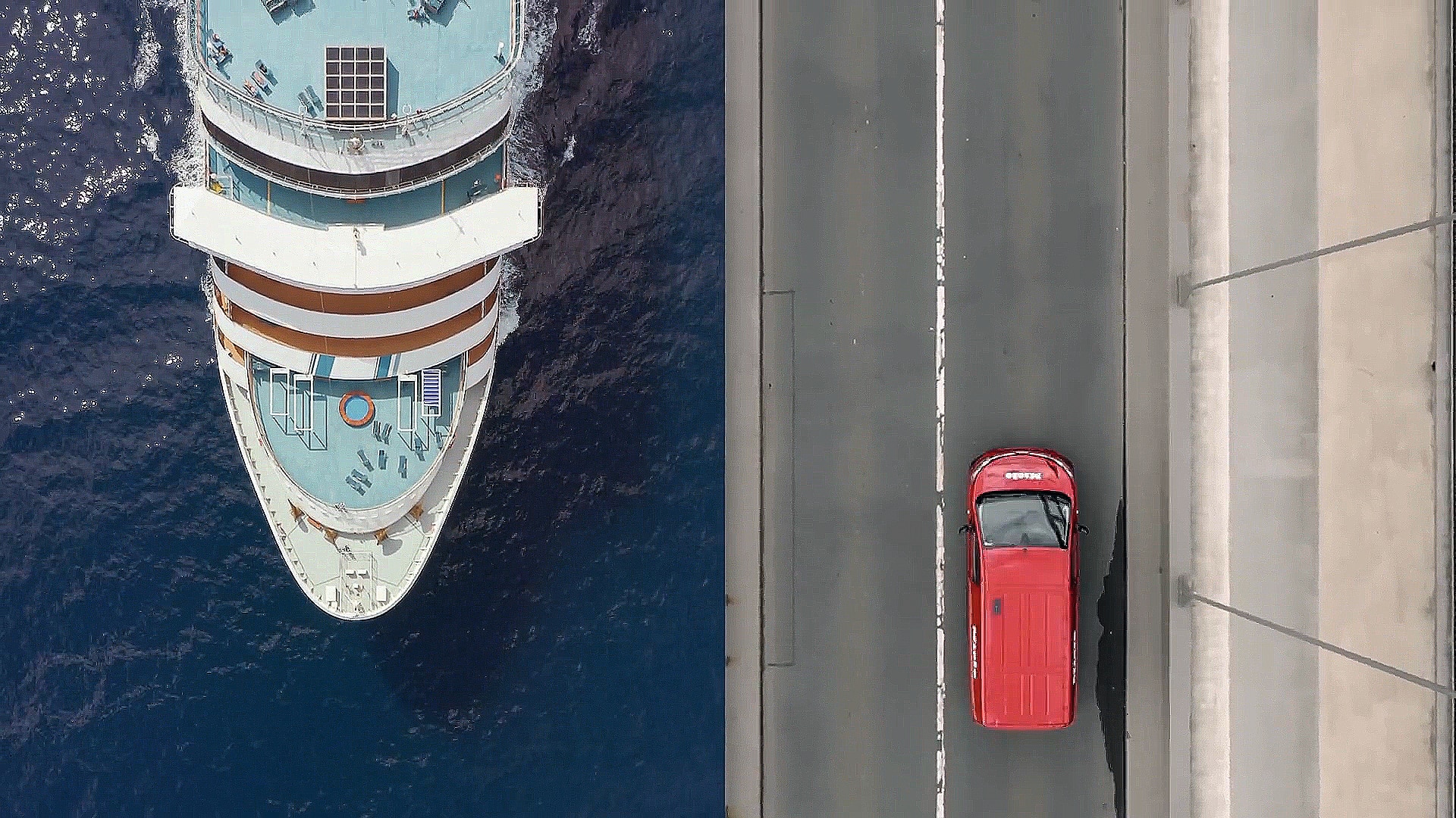 Schiff und roter Service Van aus der Vogelperspektive