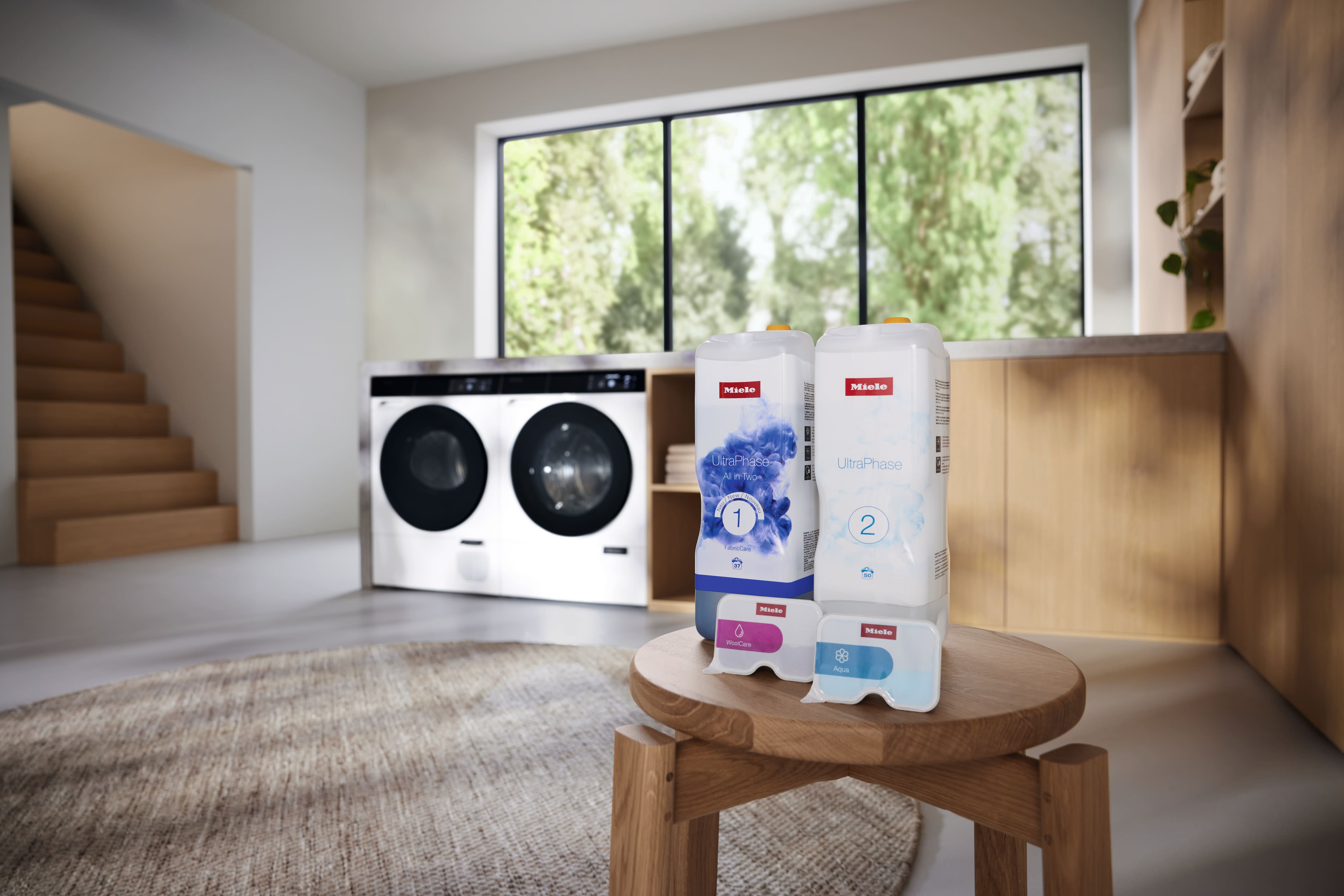 Ragazza utilizza il cellulare per navigare nel sito web Miele