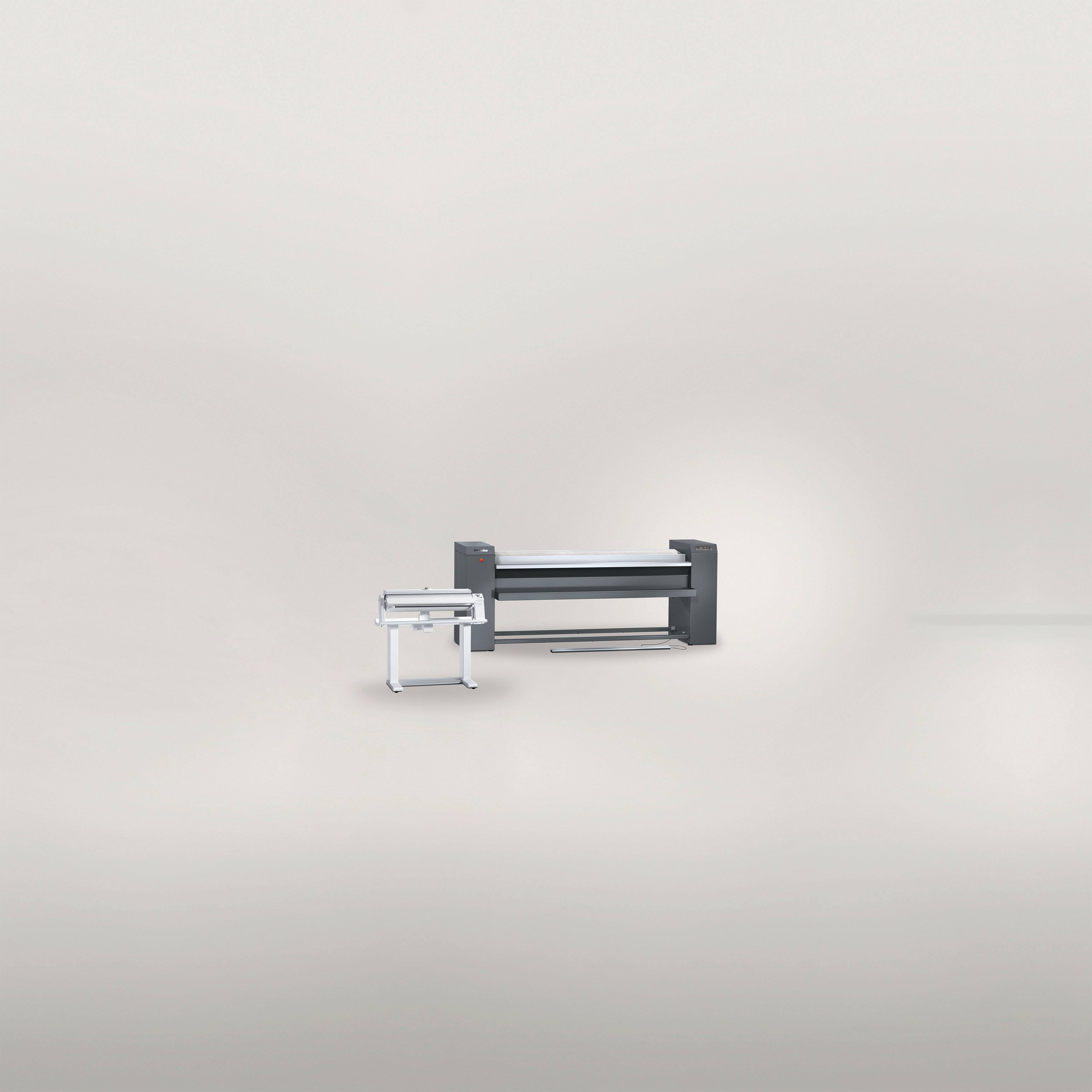 Zwei Wäaschereimangeln auf graumen Architekturfond