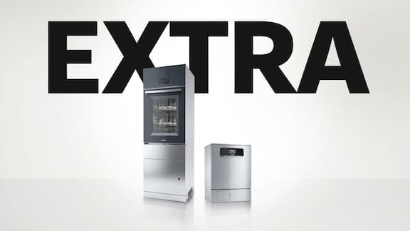 Miele Professional için tanıtım: 2 endüstriyel kalite makine - SlimLine PLW 7111 laboratuvar yıkama ve dezenfeksiyon makineleri ve ExpertLine PLW 8693 laboratuvar yıkama ve dezenfeksiyon makineleri - nötr bir arka plan üzerinde. Üzerinde büyük siyah harflerle "EKSTRA" yazısı görülüyor.