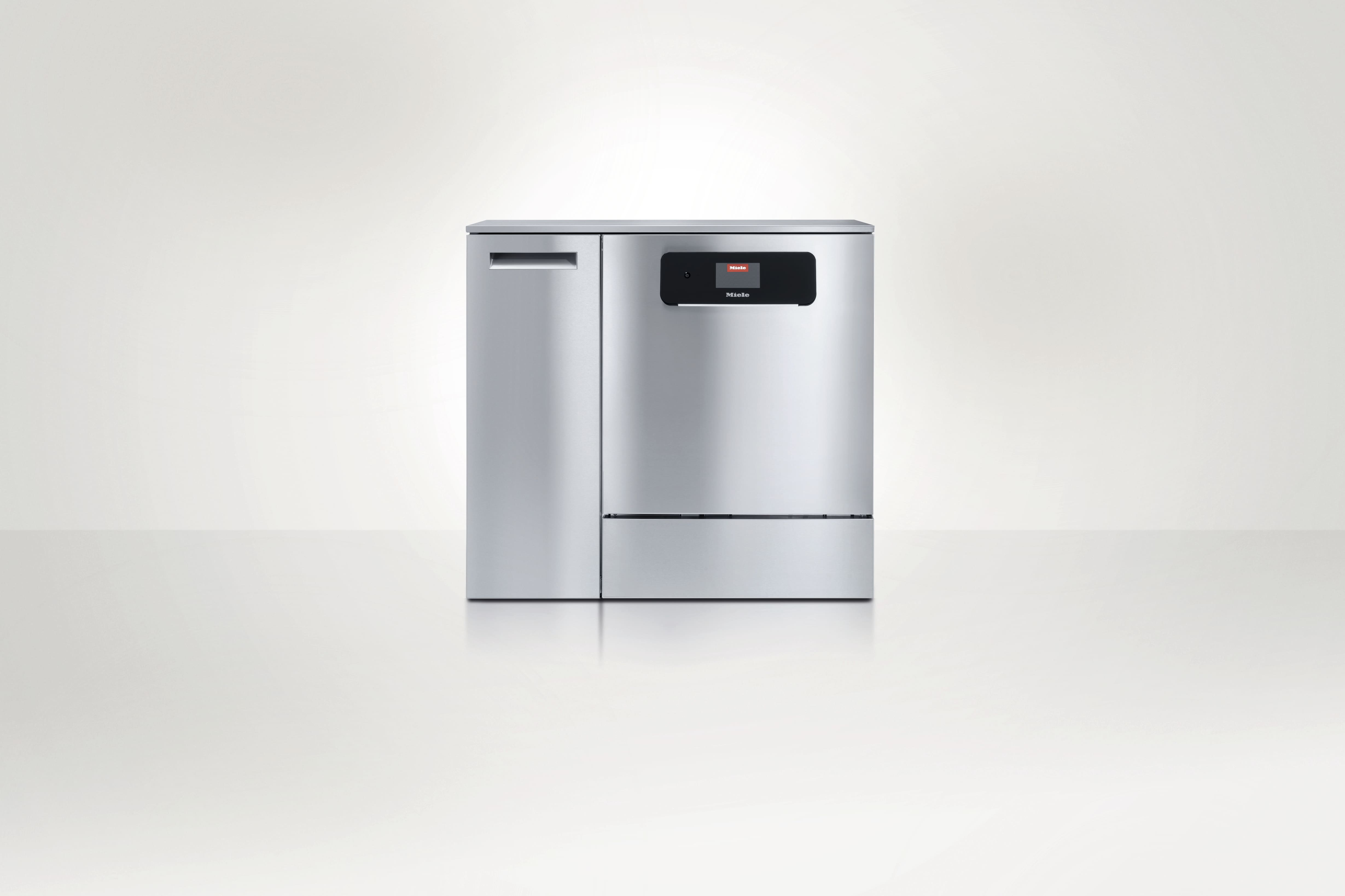 Myjnia-dezynfektor ExpertLine z dozowaniem chemii procesowej na szarym tle