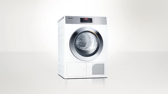 Στεγνωτήριο Miele Professional Μικροί Γίγαντες PDR 908 HPP με αντλία θερμότητας σε ουδέτερο φόντο.
