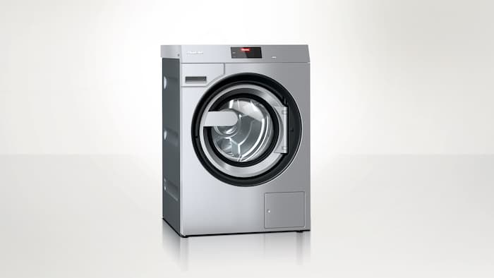 Miele Professional Benchmark PWM 909-vaskemaskine mod en neutral baggrund. 
