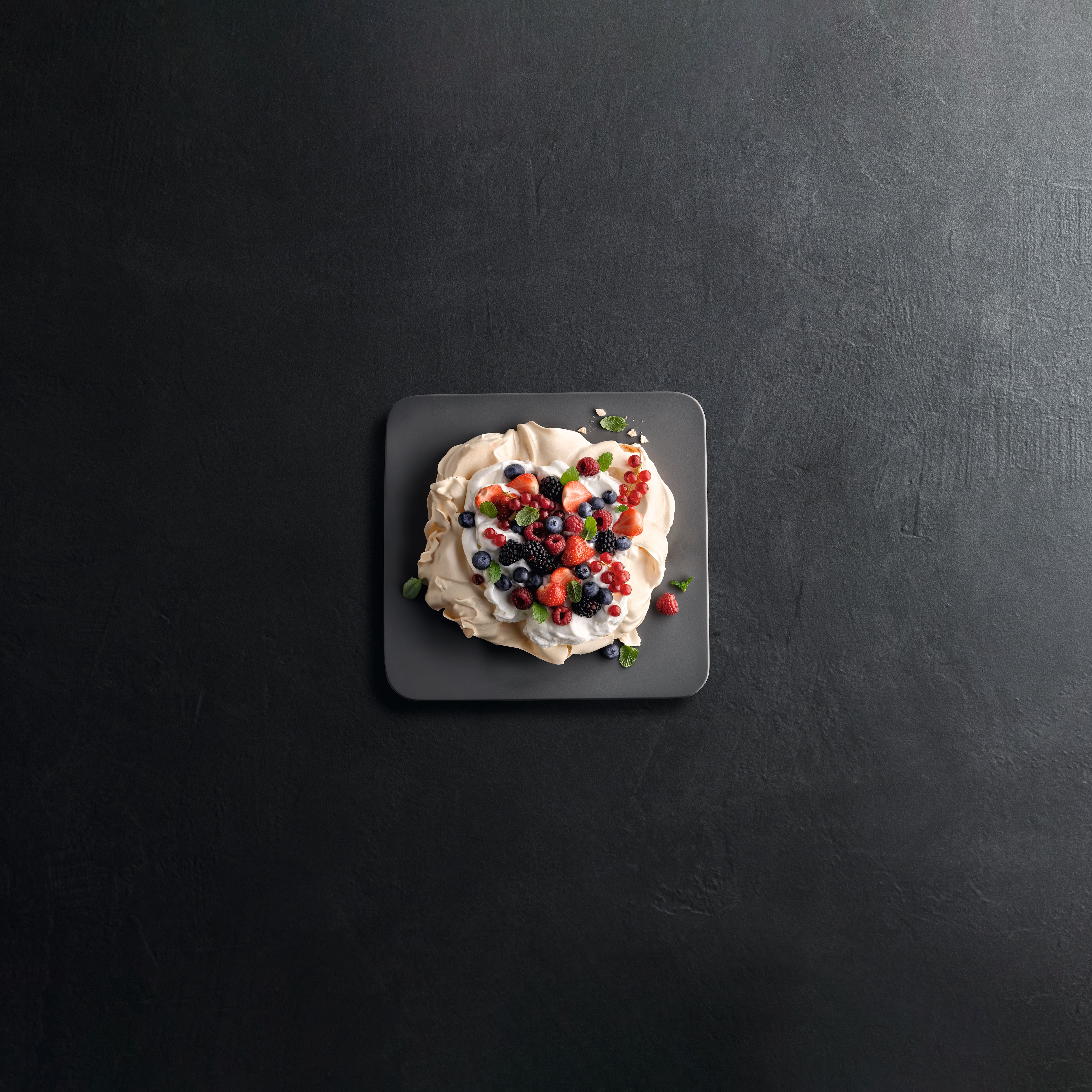 Pavlova de merengue con crema de limón, fruta de la pasión y frutos rojos frescos.