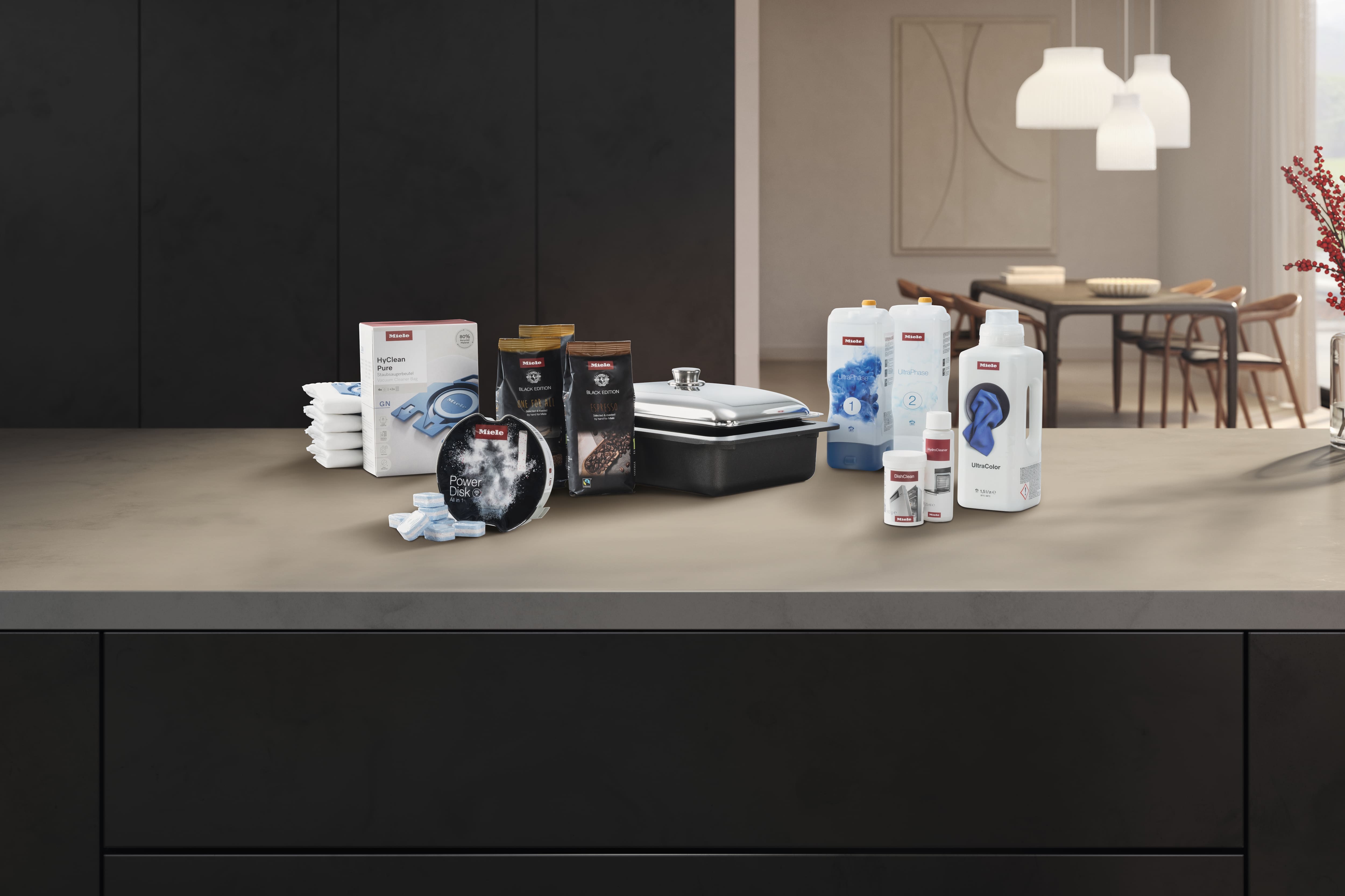 Miele accessoires et consommables posés sur une table