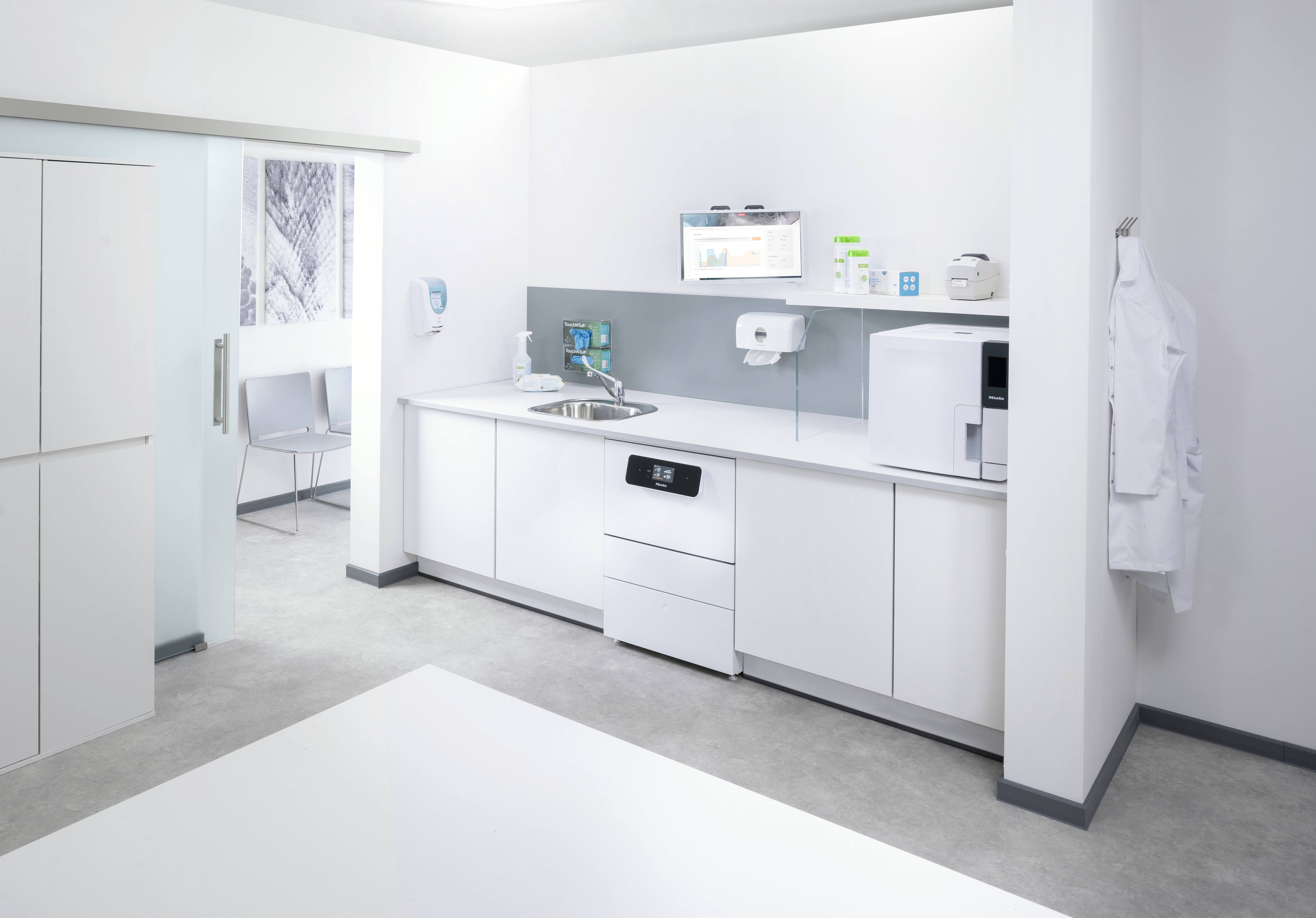 Macchina speciale per il lavaggio e la disinfezione nella sala di trattamento con prodotti chimici.