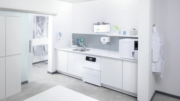 Macchina speciale per il lavaggio e la disinfezione nella sala di trattamento con prodotti chimici.