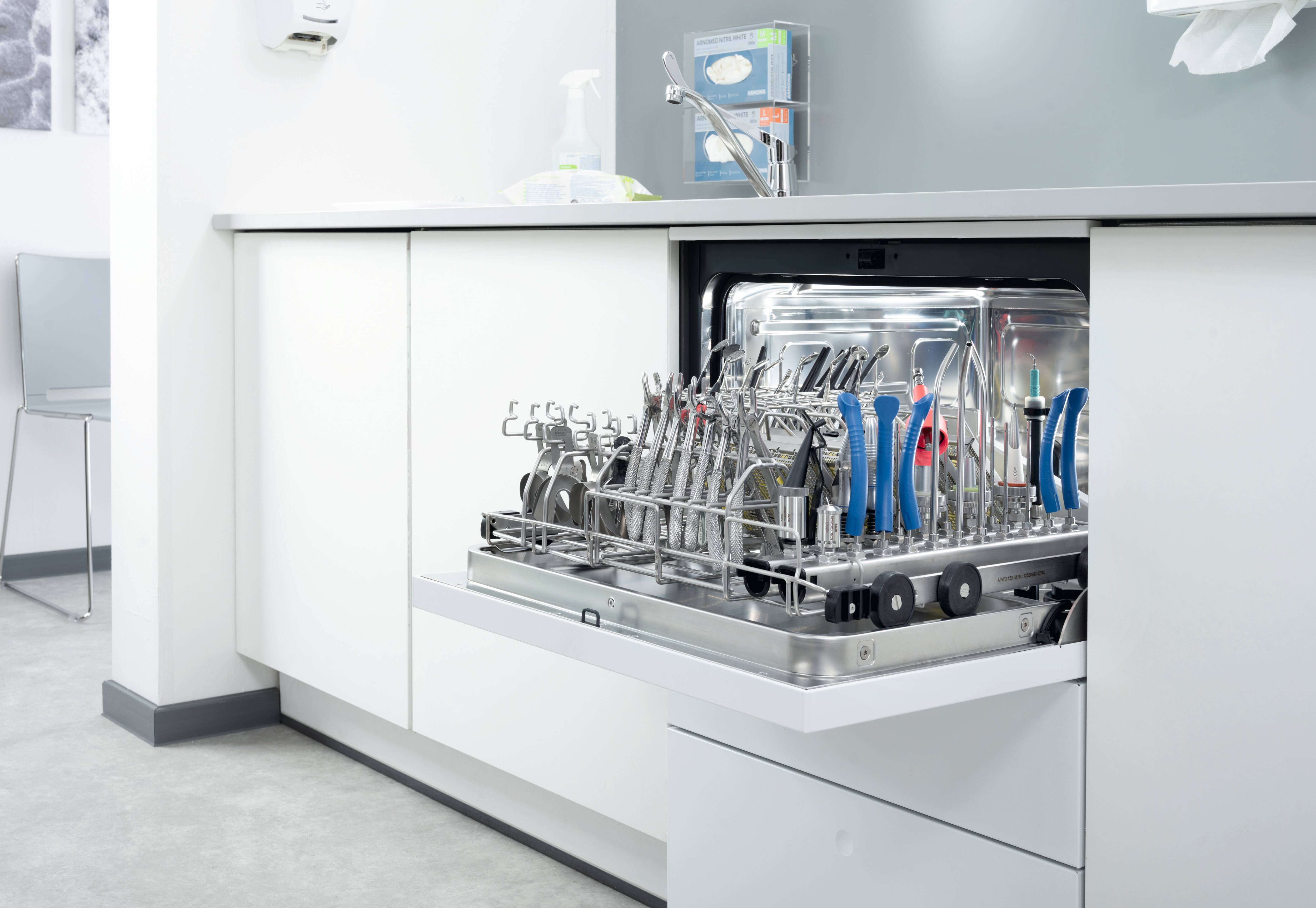 CompactLine-Thermodesinfektionsgerät mit zahnärztlichen Instrumenten im Inneren