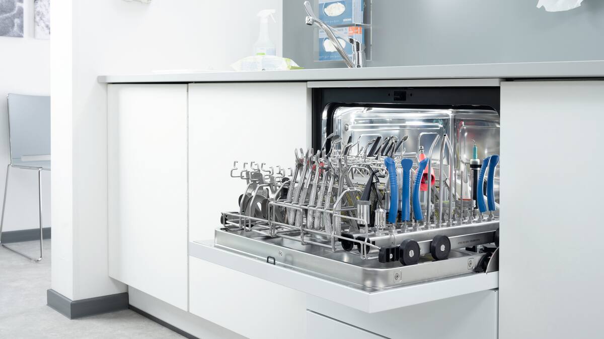 CompactLine-Thermodesinfektionsgerät mit zahnärztlichen Instrumenten im Inneren