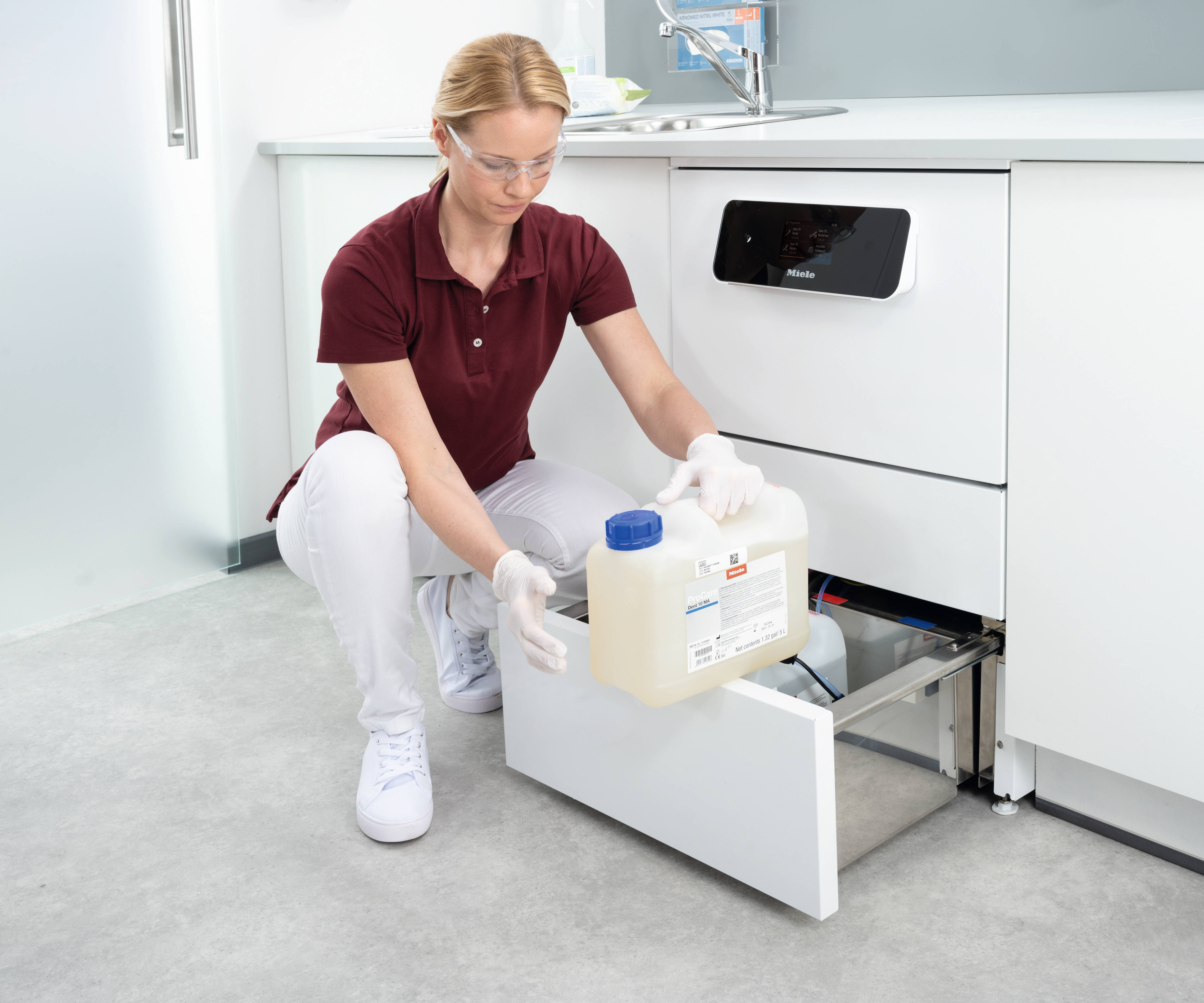 Miele Professional CUBE  Sterilisator in einem Verarbeitungsraum