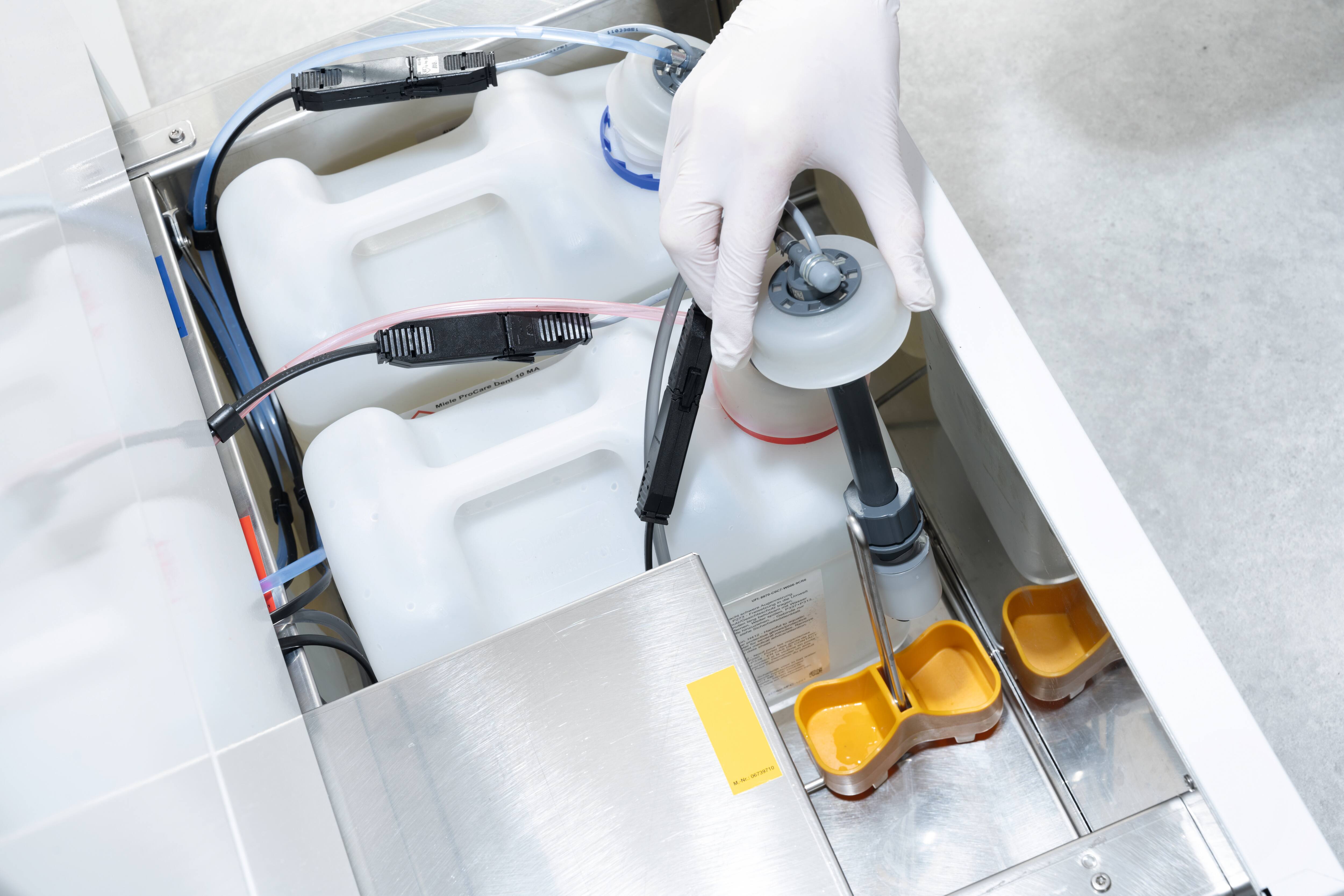 CompactLine Thermaldisinfector-Schublade mit Prozesschemikalien, Parkstation und Absauglanzen im Inneren.