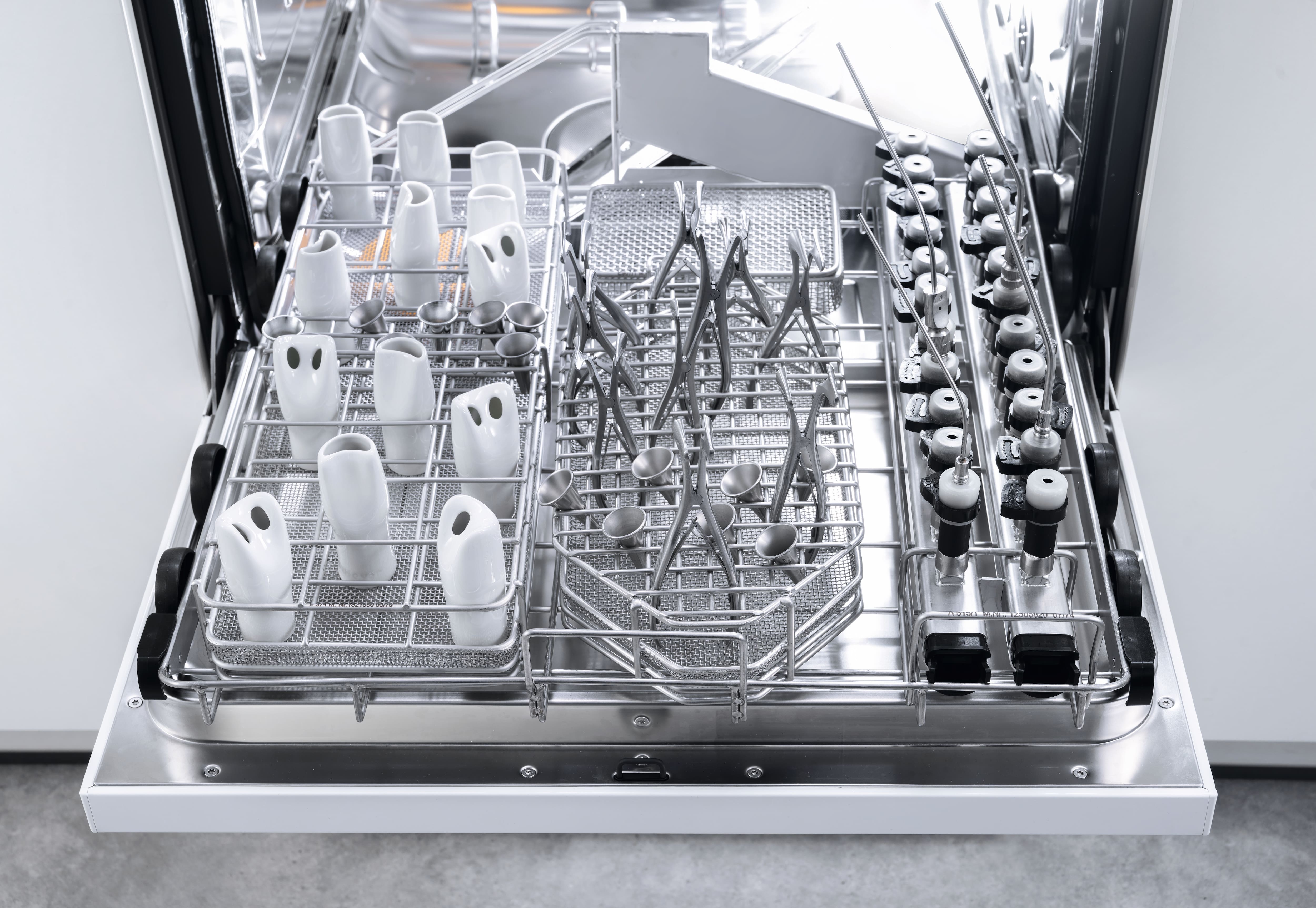 CompactLine Reinigungs- und Desinfektionsgerät mit HNO-Instrumenten beladen