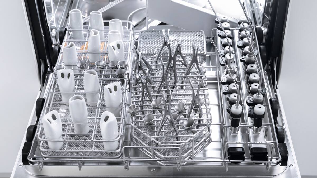 CompactLine Reinigungs- und Desinfektionsgerätmit medizinischen Instrumenten befüllt