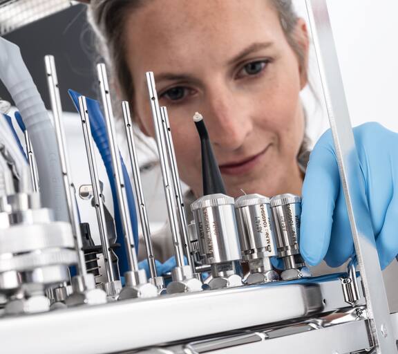 Close-up van een vrouw die de SlimLine 7121 thermodesinfector bedient