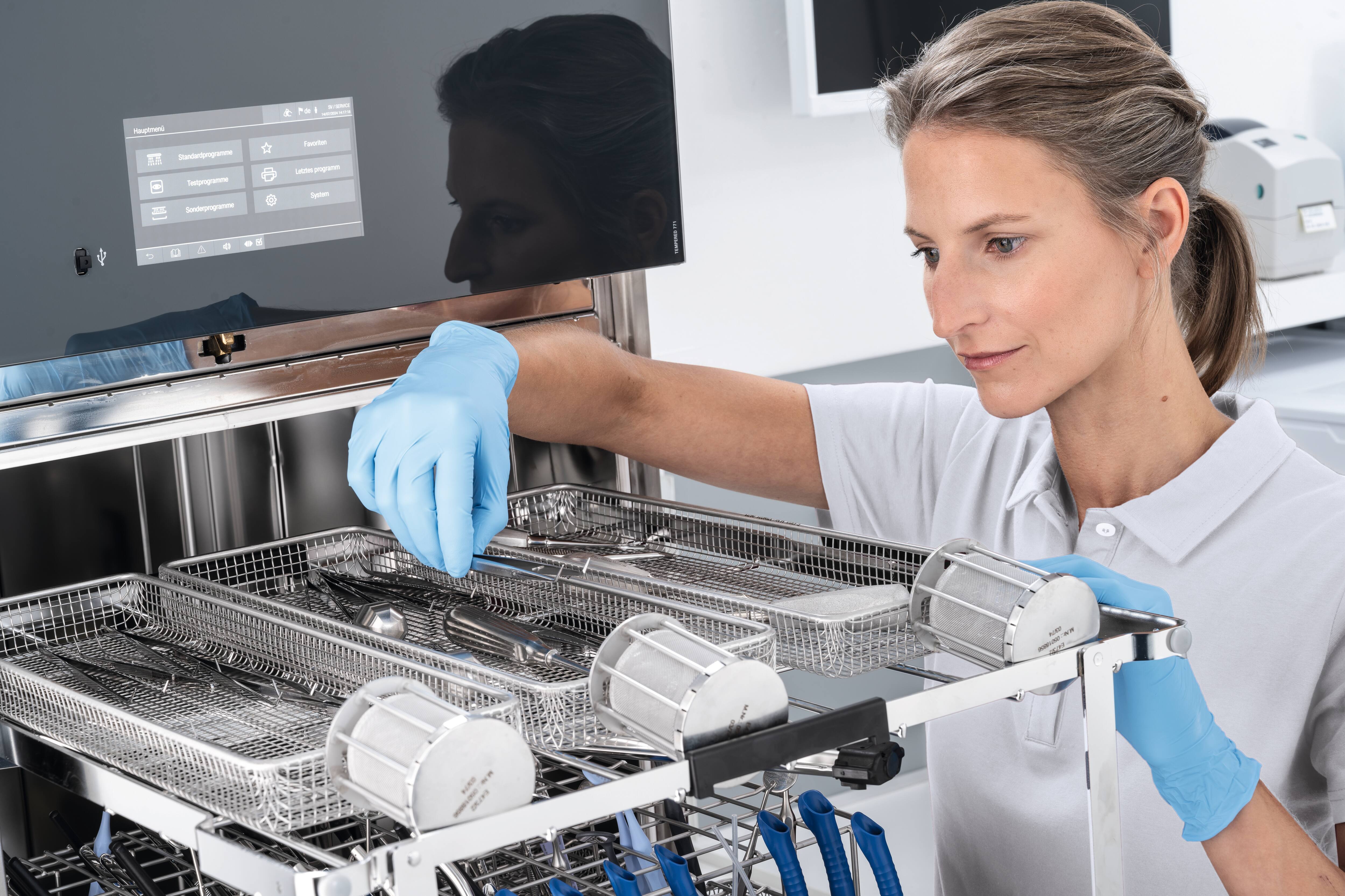 Een tandartsassistente bekijkt de instrumenten in de SlimLine PWD 7121