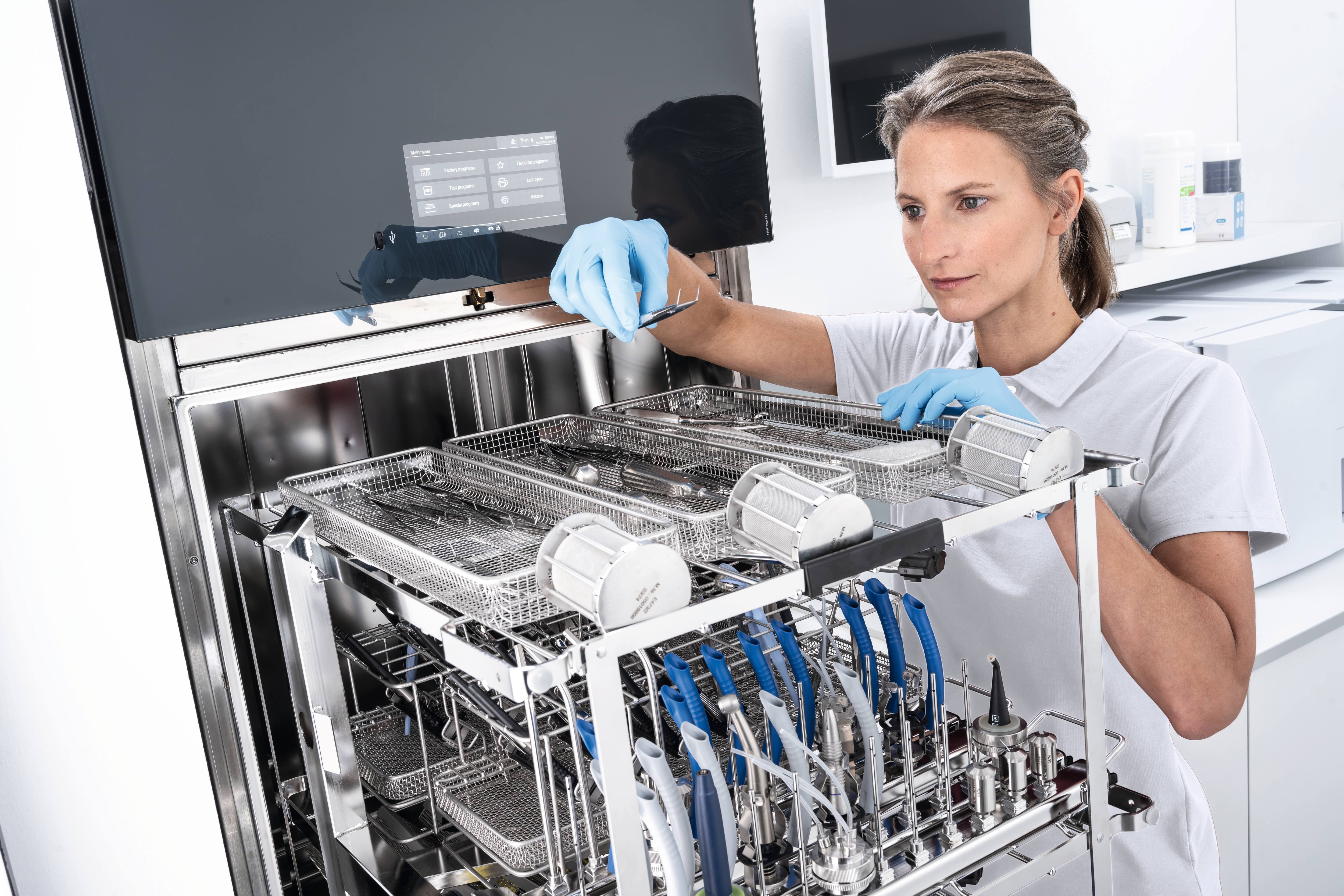 Cocktaillasia pitelevä käsi nojaamassa laivan reelinkiin. Taustalla näkyy meri.