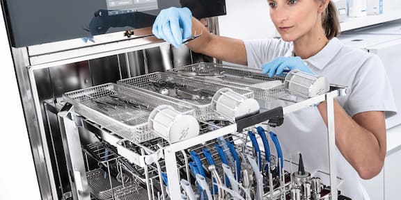 Tandartsassistente bekijkt instrumentarium in de SlimLine PWD 7121